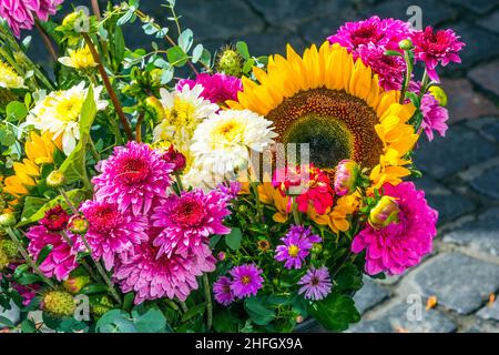 Buntes Blumenstrauß auf dem Markt mit Sonnenblumen Stockfoto