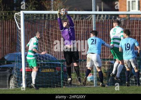 Das Spiel des FA National Sunday Cup zwischen Dock AFC und Campfield FC in der Prahbu Ventures Ltd. Arena von Camell Laird, Birkenhead, am Sonntag, den 16th. Januar 202 Stockfoto