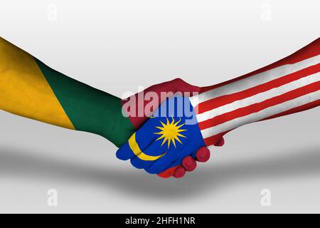 Handschlag zwischen malaysischen und litauischen Flaggen auf Händen gemalt, Illustration mit Abschneideweg. Stockfoto