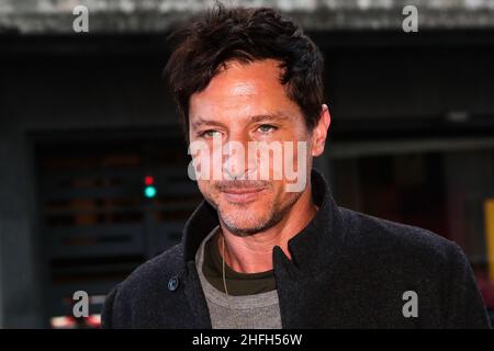 Simon Rex kommt während der MFW 2022 in Mailand, Italien, im Palazzo Parigi an Stockfoto