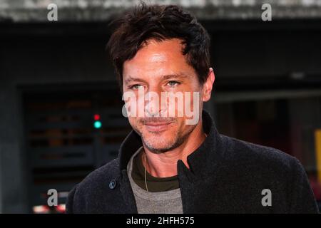 Mailand, Italien. 16th Januar 2022. Simon Rex kommt während des MFW 2022 in Mailand, Italien, im Palazzo Parigi an Quelle: Independent Photo Agency/Alamy Live News Stockfoto