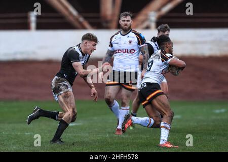 Bradford, Großbritannien. 16th Januar 2022. Charlie Severs von Hull City geht am 1/16/2022 nach David Foggin-Johnston (19) von Bradford Bulls in Bradford, Großbritannien. (Foto von James Heaton/News Images/Sipa USA) Quelle: SIPA USA/Alamy Live News Stockfoto