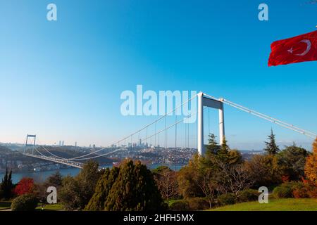 Istanbul. Fatih Sultan Mehmet Brücke und türkische Flagge. Istanbul Hintergrundbild. Stockfoto