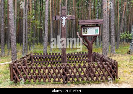 Chojnice, Polen - 6. August 2021: Napoleon Cross Krzyz Napoleonski historisches Volksdenkmal im Nationalpark Bory Tucholskie Nadelwald Stockfoto