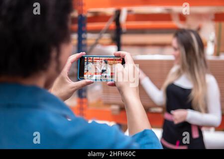 brasilianischer Verkäufer präsentiert Promo-Video über Holz und Produkte im Storehouse Stockfoto