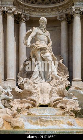 Rom, Italien - 29. Mai 2018: Mythische Ozeanus- und titan-Statuen am Trevi-Brunnen vor dem Palazzo Poli im Trevi-Viertel Stockfoto