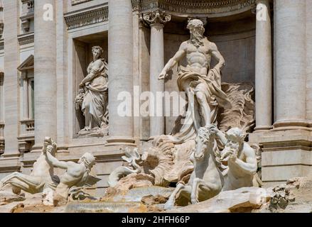 Rom, Italien - 29. Mai 2018: Mythische Ozeanus- und titan-Statuen am Trevi-Brunnen vor dem Palazzo Poli im Trevi-Viertel Stockfoto