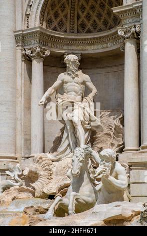 Rom, Italien - 29. Mai 2018: Mythische Ozeanus- und titan-Statuen am Trevi-Brunnen vor dem Palazzo Poli im Trevi-Viertel Stockfoto