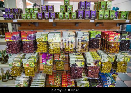 Vraganiotika, Korfu, Griechenland - 05. August 2021: Familienfabrik Mavrodius, die Olivenölgeschäft mit einer großen Auswahl an Olivenprodukten aus der Nähe presst. Stockfoto