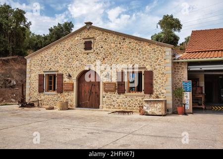 Vraganiotika, Korfu, Griechenland - 05. August 2021: Berühmte Fabrik der Familie Mavrodius, die Olivenöl und Museumsfassade presst. Stockfoto