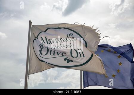 Vraganiotika, Korfu, Griechenland - 05. August 2021: Berühmte Fabrik der Familie Mavrodius, die Olivenöl presst und die Museumsflagge aus der Nähe winkt. Stockfoto