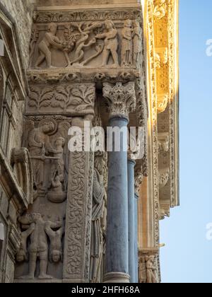 St. Details der Trophime-Kirche auf der linken Seite des Westportals, Arles Stockfoto