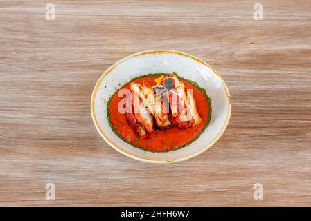 Butterhuhn ist ein indisches Gericht aus dem Punjab, das in Ländern auf der ganzen Welt beliebt ist. Die Ursprünge des Butterhuhns gehen auf Bombay fr zurück Stockfoto