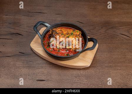 Bulgarischer Musaka ohne Auberginen Es ist einfach Fleisch, Ei, Kartoffeln und Tomaten. Das war's! Proteine, Kohlenhydrate und Gemüse: Eine sehr vollständige Plate Stockfoto