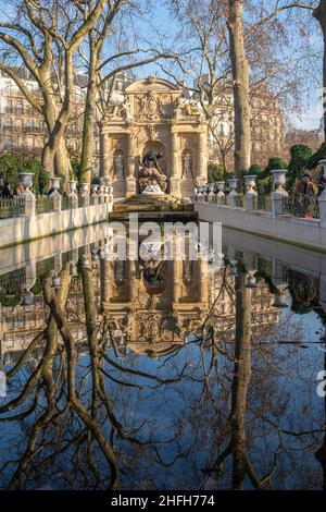 Paris, Frankreich - 01 15 2020: Der Jardin Du Luxembourg. Blick auf den Medicis-Brunnen mit Spiegelung auf dem Wasser Stockfoto