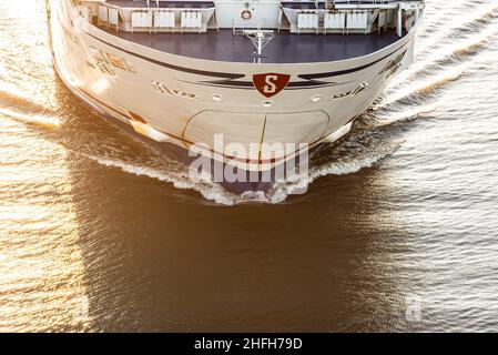 Göteborg, Schweden - 17 2021. Oktober: Bug der RoRo-Passagierfähre Stena Danica an einem Sommerabend im Hafen von Göteborg Stockfoto