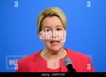 Nauen, Deutschland. 16th Januar 2022. Franziska Giffey (SPD), Regierende Bürgermeisterin von Berlin, spricht während der Pressekonferenz am Ende der geschlossenen Sitzung des Berliner Senats. Quelle: Soeren Stache/dpa-Zentralbild/dpa/Alamy Live News Stockfoto