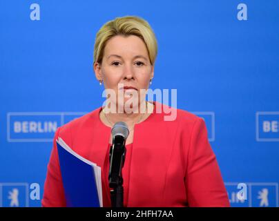 Nauen, Deutschland. 16th Januar 2022. Franziska Giffey (SPD), Regierende Bürgermeisterin von Berlin, spricht während der Pressekonferenz am Ende der geschlossenen Sitzung des Berliner Senats. Quelle: Soeren Stache/dpa-Zentralbild/dpa/Alamy Live News Stockfoto
