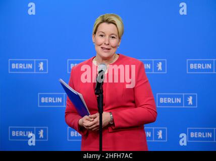 Nauen, Deutschland. 16th Januar 2022. Franziska Giffey (SPD), Regierende Bürgermeisterin von Berlin, spricht während der Pressekonferenz am Ende der geschlossenen Sitzung des Berliner Senats. Quelle: Soeren Stache/dpa-Zentralbild/dpa/Alamy Live News Stockfoto
