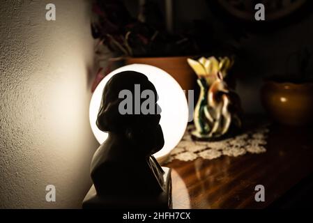 Oslo, Norwegen - dezember 24 2021: Silhouette einer Karl-Marx-Büste auf einem Regal Stockfoto