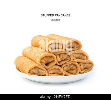 Gefüllte Pfannkuchen auf einem Teller isoliert auf weißem Hintergrund. Traditionelle russische Pfannkuchen werden mit Fleisch oder süßer Füllung gefüllt. Pfannkuchen für Maslenit Stockfoto