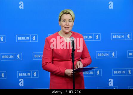 Nauen, Deutschland. 16th Januar 2022. Franziska Giffey (SPD), Regierende Bürgermeisterin von Berlin, spricht während der Pressekonferenz am Ende der geschlossenen Sitzung des Berliner Senats. Quelle: Soeren Stache/dpa-Zentralbild/dpa/Alamy Live News Stockfoto