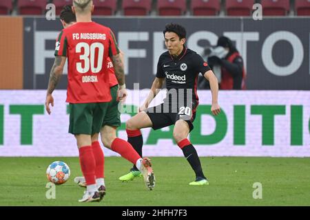 Augsburg, Deutschland. 16th Januar 2022. Makoto HASEBE (Eintracht Frankfurt, rechts), Action. Fußball 1st Bundesliga-Saison 2021/2022, Spieltag 19th, matchday19, FC Augsburg - Eintracht Frankfurt 1-1 am 16th. Januar 2022 WWK ARENA in Augsburg, Quelle: dpa/Alamy Live News Stockfoto