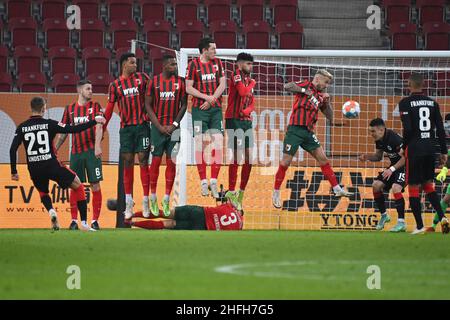 Augsburg, Deutschland. 16th Januar 2022. Free Kick Jesper LINDSTROEM (F), Action, Free Kick Wall. Fußball 1st Bundesliga-Saison 2021/2022, Spieltag 19th, matchday19, FC Augsburg - Eintracht Frankfurt 1-1 am 16th. Januar 2022 WWK ARENA in Augsburg, Quelle: dpa/Alamy Live News Stockfoto