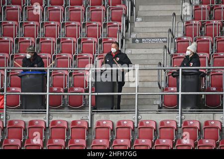 Augsburg, Deutschland. 16th Januar 2022. Drei zugelassene Lüfter trommeln auf grauen Abfallbehältern, um Geräusche zu machen. Fußball 1st Bundesliga-Saison 2021/2022, Spieltag 19th, matchday19, FC Augsburg - Eintracht Frankfurt 1-1 am 16th. Januar 2022 WWK ARENA in Augsburg, Quelle: dpa/Alamy Live News Stockfoto