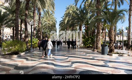 Diese Seepromenade verläuft parallel zum Hafen, von der Puerta del Mar bis zum Canalejas Park und ist eine der beliebtesten Gegenden in Alicante Stockfoto