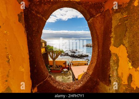 Funchal, Madeira, Portugal - 27. Dezember 2021: Blick auf die befestigte Burg Sao Tiago mit Blick auf die Stadt und den Atlantik an einem Wintertag Stockfoto