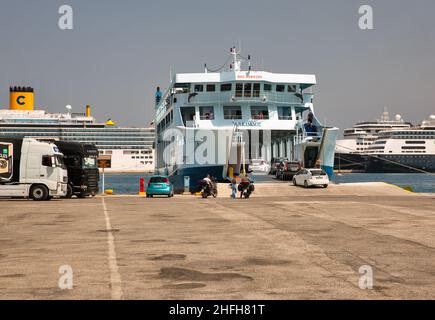 Kerkyra, Korfu, Griechenland - 10. August 2021: Alkinoos-Fähre lädt und fährt vom Hafen von Korfu nach Igoumenitsa ab. Es ist ein Schiff in der Kerkyra L Stockfoto