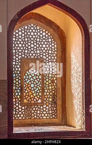 Wunderschöne Fenster mit Ornamenten im islamischen Stil im humayuns-Grab Stockfoto