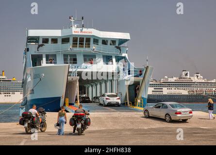 Kerkyra, Korfu, Griechenland - 10. August 2021: Alkinoos-Fähre lädt und fährt vom Hafen von Korfu nach Igoumenitsa ab. Es ist ein Schiff in der Kerkyra L Stockfoto