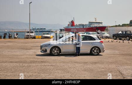 Kerkyra, Korfu, Griechenland - 10. August 2021: Kontrolle des Autotransports vor der Verladung auf das Fährschiff im Passagierhafen von Korfu. Stockfoto