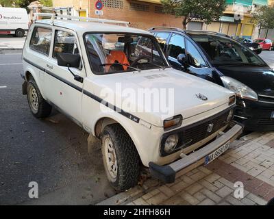 1993 Lada Niva 1600 geparkt in Malaga, Spanien. Stockfoto