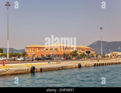 Kerkyra, Korfu, Griechenland - 10. August 2021: Passagierhafenbau Kreuzfahrtterminal nach Italien und Albanien. Stockfoto