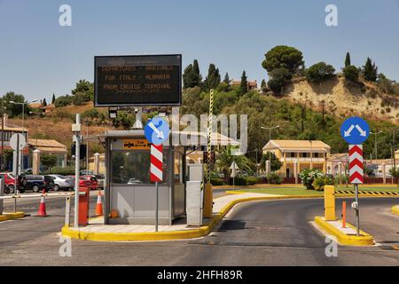 Kerkyra, Korfu, Griechenland - 10. August 2021: Passagierhafen Checkpoint zum Kreuzfahrtterminal nach Italien und Albanien. Stockfoto