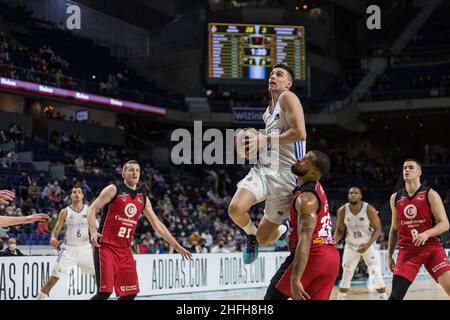 Madrid, Spanien. 16th Januar 2022. Carlos Alocén (C) während des Real Madrid Sieges über Casademont Zaragoza 94 - 69 in der Liga Endesa reguläre Saison (Tag 18) gefeiert in Madrid (Spanien) im Wizink Center. Januar 16th 2022. (Foto von Juan Carlos García Mate/Pacific Press) Quelle: Pacific Press Media Production Corp./Alamy Live News Stockfoto