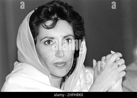 Der pakistanische Oppositionsführer Benazir Bhutto hält nach dem Sieg ihrer Volkspartei bei den nationalen Wahlen am 24. November 1988 in Islamabad, Pakistan, eine Pressekonferenz ab. Stockfoto