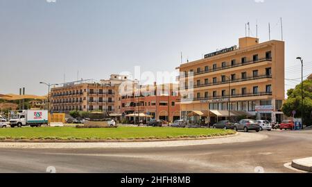 Kerkyra, Korfu, Griechenland - 10. August 2021: Platz mit Hotel Atlantis und Hotel Ionion in der Nähe des Passagierhafens. Stockfoto