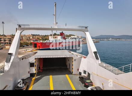 Kerkyra, Korfu, Griechenland - 10. August 2021: Ano Hora II Fährschiff Open Hold für das Verladen von Fahrzeugen, bereit für das Verladen im Passagierhafen von Korfu Stockfoto