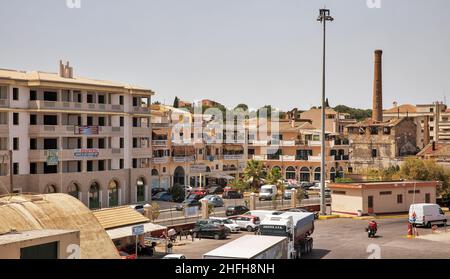 Kerkyra, Korfu, Griechenland - 10. August 2021: Stadtbild mit Passagierhafen Stockfoto