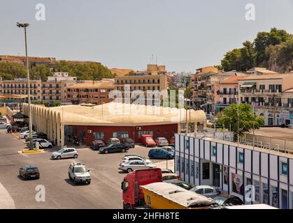 Kerkyra, Korfu, Griechenland - 10. August 2021: Stadtbild mit Passagierhafen-Terminal. Neue Festung im Vordergrund. Stockfoto