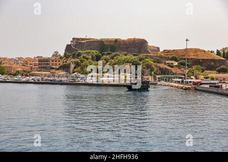 Kerkyra, Korfu, Griechenland - 10. August 2021: Stadtbild mit neuer Festung und Yachthafen Meeresbucht mit ruhigem türkisfarbenem Wasser und bunten alten Häusern. Stockfoto