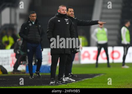 DERBY, GROSSBRITANNIEN. JAN 15th Wayne Rooney, Manager von Derby County und Liam Rosenior von Derby County während des Sky Bet Championship-Spiels zwischen Derby County und Sheffield United im Pride Park, Derby, am Samstag, den 15th. Januar 2022. (Kredit: Jon Hobley | MI News) Kredit: MI Nachrichten & Sport /Alamy Live News Stockfoto