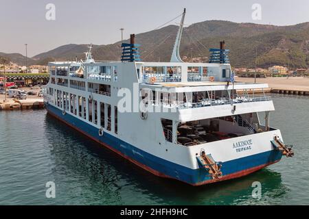 Igoumenitsa, Griechenland - 10. August 2021: Kerkyra Lines Alkinoos-Fähre, beladen mit Autos, die im Hafen vertäut sind. Es ist ein RO-RO Passagierschiff, das gebaut wurde Stockfoto