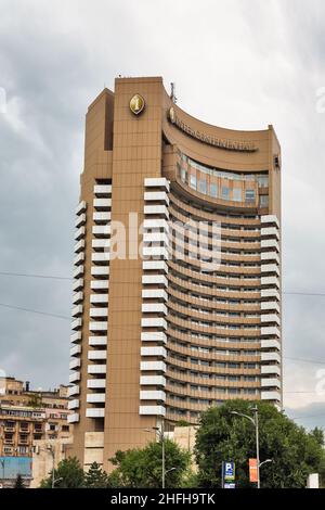 Bukarest, Rumänien – 12. August 2021: InterContinental Hotel Dacade in der Innenstadt. Es ist ein 5-Sterne-Hochhaus in der Nähe des Universitätsplatzes und Stockfoto