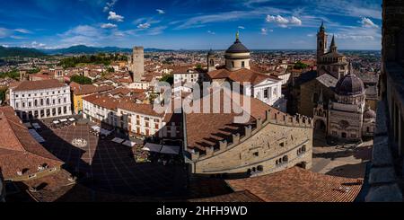 Panorama-Luftaufnahme vom Turm Campanone mit den Kirchen Basilika Santa Maria Maggiore, Kathedrale von Bergamo und Colleoni-Kapelle. Stockfoto