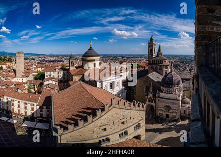 Panorama-Luftaufnahme vom Turm Campanone mit den Kirchen Basilika Santa Maria Maggiore, Kathedrale von Bergamo und Colleoni-Kapelle. Stockfoto